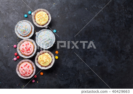 Sweet cupcakes 40429663