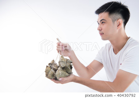 男子 送禮 送粽子 粽子 肉粽 端午節 包粽子 Man Giving Zongzi 粽をあげる 40430792
