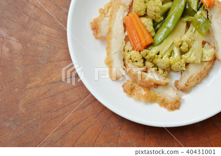 stir fried cauliflower with carrot and garden pea stir fried cauliflower with carrot and garden pea 40431001