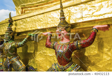 Demon guardians in Wat Arun Temple, Bangkok 40432113