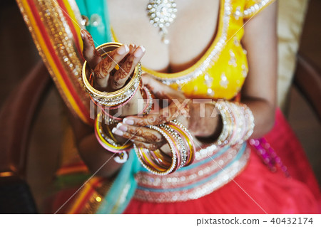 Indian bride putting bracelets (bangle) on hand Indian bride putting bracelets (bangle) on hand 40432174