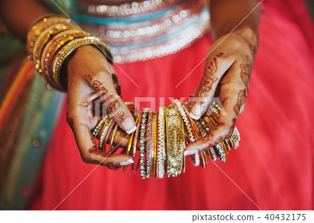 Indian bride hand hold a lot of bracelets (bangle) 40432175