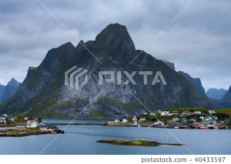 Mount Olstind and Reine fishing village on Lofoten islands 40433597