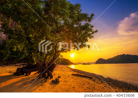 Sunset over the beach of Ko Hong island in the Krabi province, Thailand Sunset over the beach of Ko Hong island in the Krabi province, Thailand 40433606