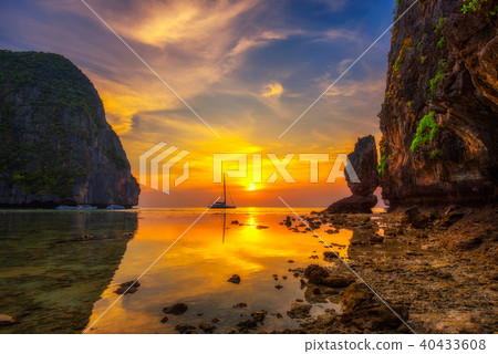 Sunset at the Maya beach on Koh Phi Phi island in Thailand 40433608