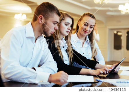 Group of students studying using a laptop 40436113
