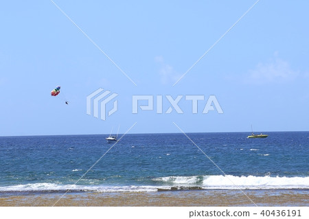 Parasailing 40436191