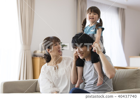 Family group smile 40437740