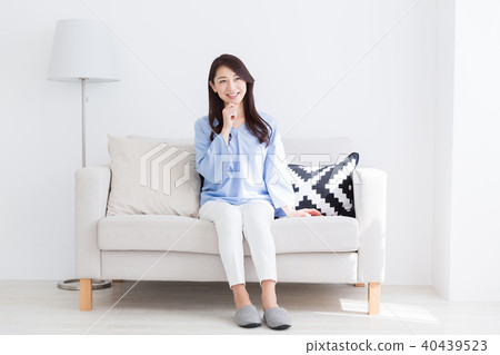 女人坐在沙發上 女人坐在沙發上 40439523