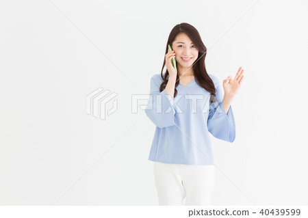 A woman making a phone call 40439599