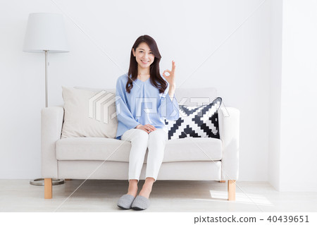 女人坐在沙發上 40439651