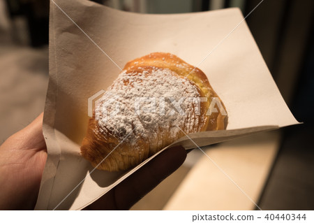 Neapolitan cake, sfogliatella 40440344