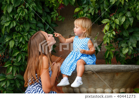 Family, mother and daughter 40441273