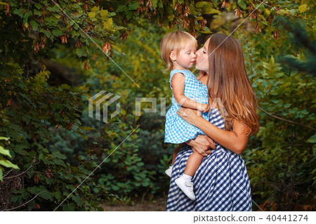 Family, mother and daughter 40441274