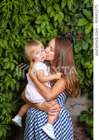 Family, mother and daughter 40441275