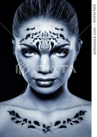 Girl snow leopard 40442409