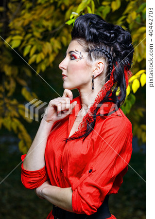 Attractive girl in the autumn park Attractive girl in the autumn park 40442703