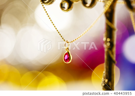 項鍊和彩色背面裝飾在展台上 40443955