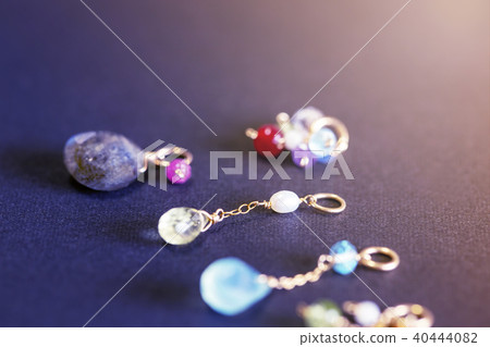 多彩石項鍊頂部和多彩的背部 40444082