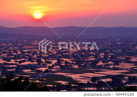 分散的村莊日落 40444189