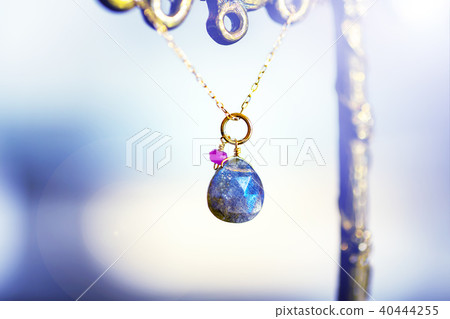 天然石項鍊和彩色背 天然石項鍊和彩色背 40444255