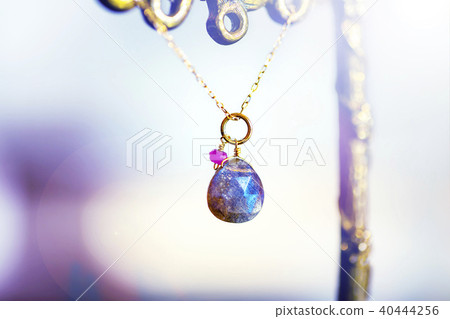 在架子上裝飾的石項鍊 40444256