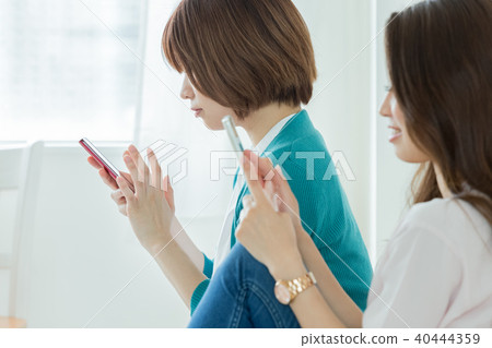 使用智慧型手機的女人 40444359