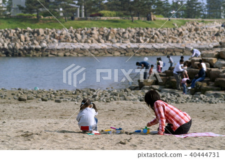 Playing sand Playing sand 40444731