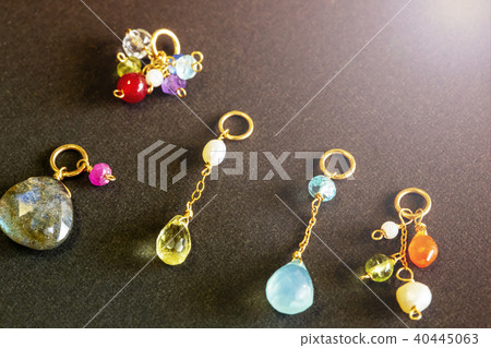 多彩石項鍊頂部和多彩的背部 多彩石項鍊頂部和多彩的背部 40445063