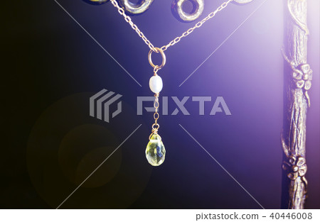 項鍊與漂亮的石頭和項鍊頂部 項鍊與漂亮的石頭和項鍊頂部 40446008