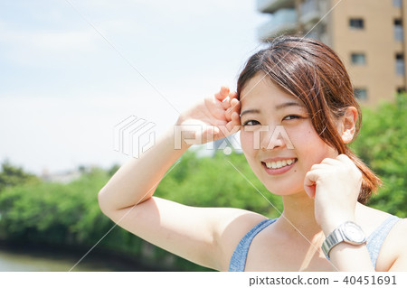 Young woman sweating outdoors 40451691