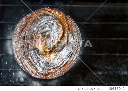 Cupcake pie crunch in the form of a roll sprinkled Cupcake pie crunch in the form of a roll sprinkled 40452041
