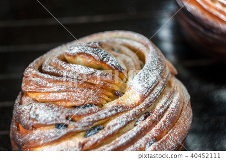 Cupcake pie crunch in the form of a roll sprinkled 40452111