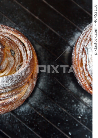 Cupcake pie crunch in the form of a roll sprinkled Cupcake pie crunch in the form of a roll sprinkled 40452116