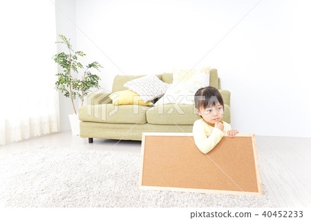 Child with a board crying 40452233