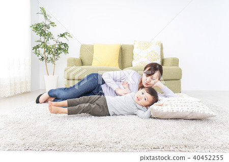 A mother who puts a child to sleep A mother who puts a child to sleep 40452255