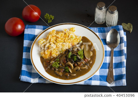 mushrooms in sauce with mashed potatoes 40453096