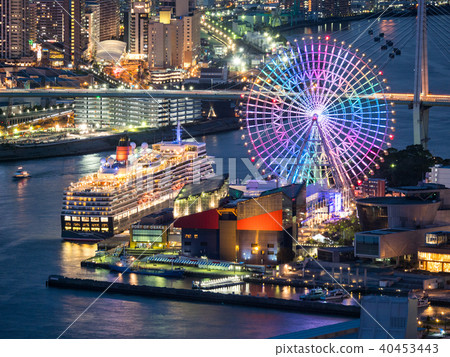 在大阪口岸停住的豪華遊輪和夜場面和海灣彩虹的弗累斯大轉輪 40453443