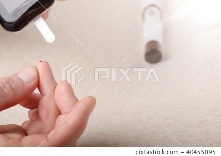 Man doing blood test with personal glucometer 40455095