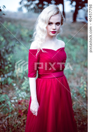 Fashion gorgeous young blonde woman  40457798