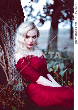 Fashion gorgeous young blonde woman  40457814