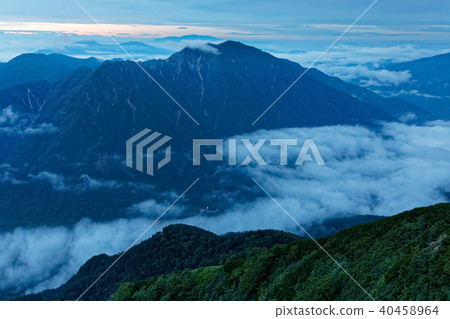 From the Nishihotakadake ridge line dawn Awazawadake and the upper reaches of the sea of clouds 40458964