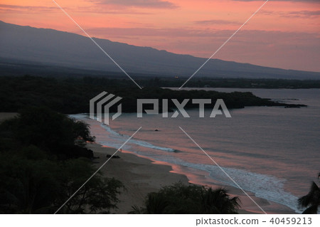 Refreshing sunrise on Hapuna Beach 40459213