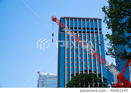 在陽光充足的條件下進行高層建築的建築工作Shinjuku Fukutoshin Oume Kaido 2016.04 c 40461147