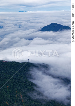 Shinhotaka ropeway and white mountain above the clouds seen from Nishihodokusho Shinhotaka ropeway and white mountain above the clouds seen from Nishihodokusho 40462300