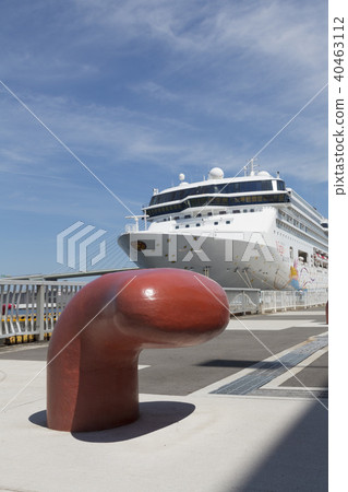Large passenger ship at Tenposan quay 40463112