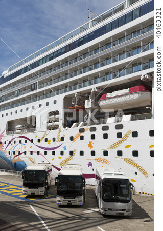 公共汽車等待一艘大客船的乘客 40463321