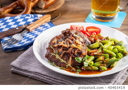 Roast beef with onion 40463419