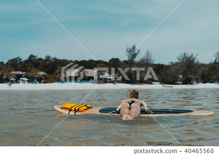 Sexy girl swimming at the paddle board   40465568