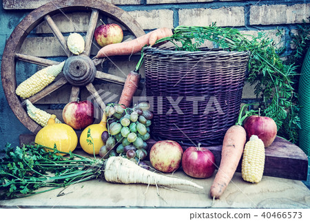 Still life of fruits and vegetables in autumn Still life of fruits and vegetables in autumn 40466573